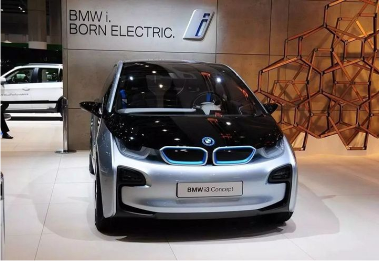 2013年,宝马推出了第一款豪华品牌的纯电动车i3,碳纤维车价,无b柱